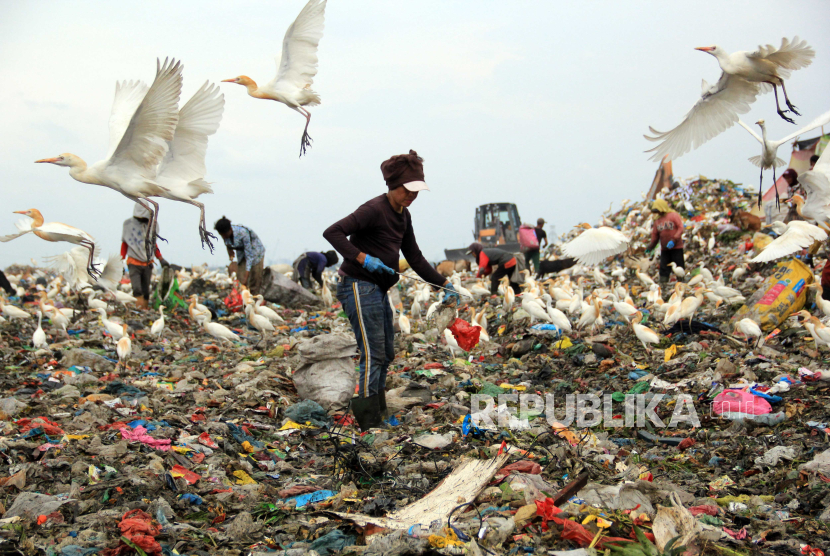 Sejumlah pekerja memilah sampah di Tempat Pembuangan Akhir (TPA) Medan, Sumatra Utara. Pemkot Medan menunda kenaikan retribusi sampah. (ilustrasi).