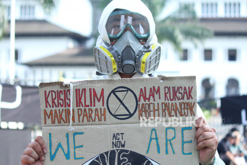 Massa dari sejumlah organisasi dan aktivis lingkungan menggelar aksi Deklarasi Darurat Iklim di halaman Gedung Sate, Kota Bandung, Jumat (5/11). Aksi tersebut salah satunya memprotes ulah korporasi yang melakukan perusakan lingkungan yang menyebabkan perubahan iklim dunia.