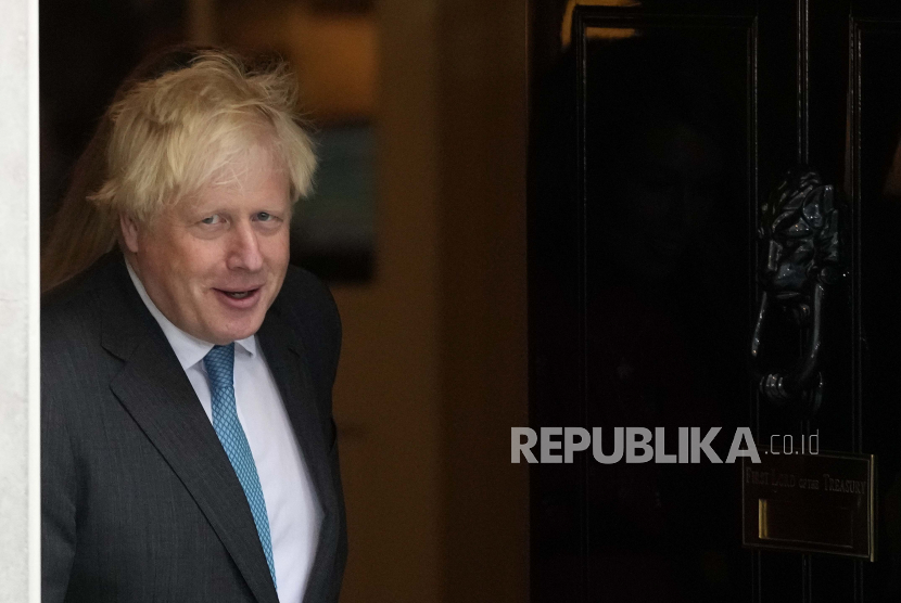 File foto Boris Johnson tiba untuk berbicara di luar Downing Street di London, pada 6 September 2022 Mantan perdana menteri Inggris ini telah dirujuk ke polisi oleh pemerintah Inggris atas potensi pelanggaran aturan penguncian selama pandemi Covid-19.. 