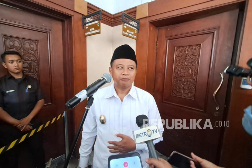 Wakil Gubernur Jabar Uu Ruzhanul Ulum usai memimpin rapat membahasPondok Pesantren Al Zaytun, Indramayu di Gedung Sate, Senin (18/6/2023). 
