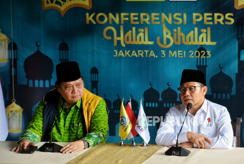Ketua Umum Partai Golkar Airlangga Hartarto (kiri) bersama Ketua Umum Partai Kebangkitan Bangsa (PKB) Muhaimin Iskandar (kanan) menyampaikan konferensi pers usai melakukan pertemuan di Jakarta, Rabu (3/5/2023). Pertemuan tersebut dalam rangka halal bi halal sekaligus membahas terkait koalisi partai.