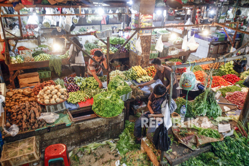 Aktivitas jual beli di Pasar Cibinong, Kabupaten Bogor, Jawa Barat, Rabu (1/9/2021). Rancangan undang-undang ketentuan umum dan tata cara perpajakan (RUU KUP) segera disahkan.