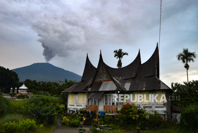 Gunung Marapi mengeluarkan abu vulkanik terlihat dari Panyalaian, Tanah Datar, Sumatera Barat, Rabu (6/12/2023). Gunung Marapi masih terus erupsi dan mengakibatkan hujan abu vulkanik di kawasan Padang Panjang, Agam, Bukittinggi, dan Tanah Datar.  