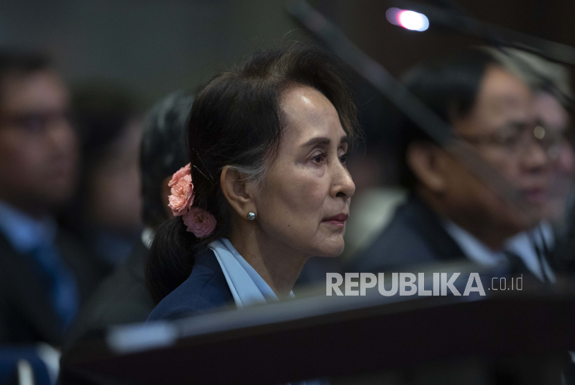 FILE - Pemimpin Myanmar Aung San Suu Kyi menunggu untuk berpidato di depan hakim Mahkamah Internasional 