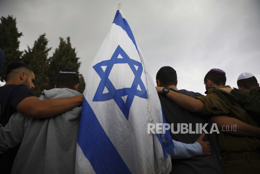 Bendera Israel. Setelah temuan kuburan massal, Palestina serukan penyelidikan pembantaian Israel 1948. Ilustrasi.