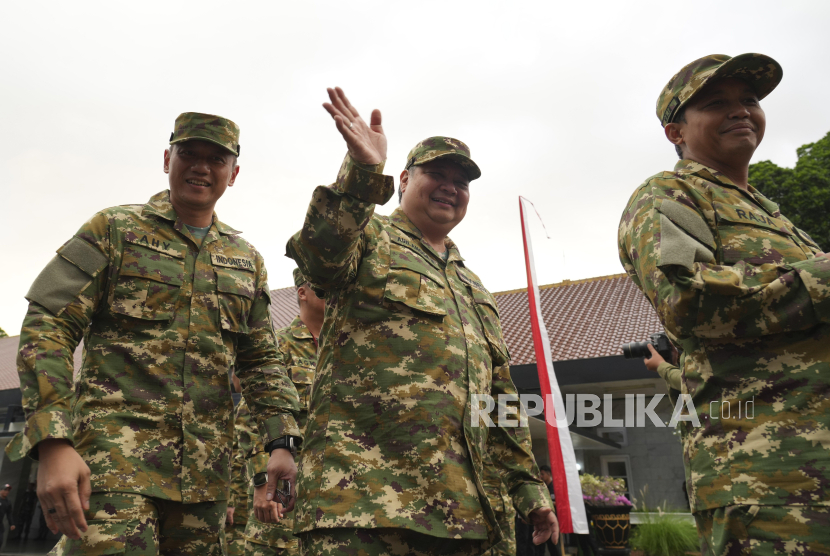 Menko Perekonomian Airlangga Hartarto bersama Menko Infrastruktur dan Pembangunan Kewilayahan Agus Harimurti Yudhoyono dan Menteri Kehutanan Raja Juli Antoni di Akmil.