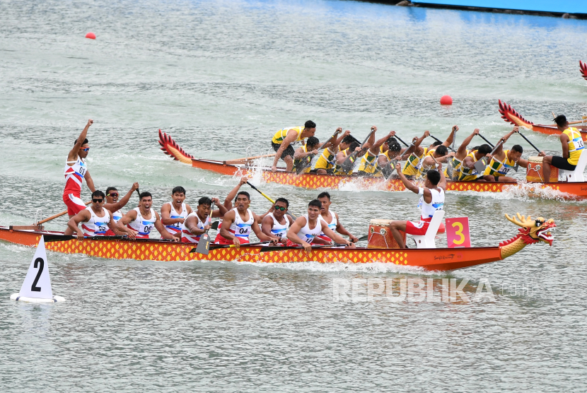 Tim perahu naga Indoenesia berselebrasi setelah memasuki garis finis pada grand final 1000 meter putra Asian Games 2022 di Wenzhou Dragon Boat Centre, Wenzhou, China, Jumat (6/10/2023).