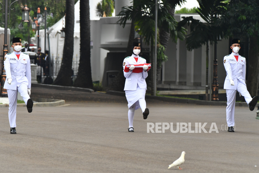 Penurunan bendera negara Sang Merah Putih pada peringatan HUT RI ke-75, Senin (17/8) sore ini dilakukan oleh Tim Merauke di halaman Istana Merdeka. 