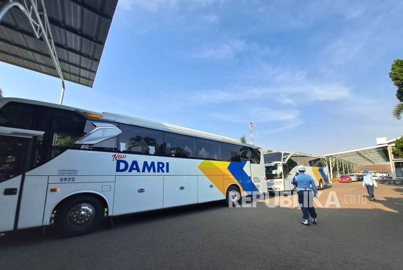Bus DAMRI yang digunakan Menteri Perhubungan Budi Karya Sumadi dan rombongan menjajal Tol Cisumdawu dari Bandara Husein Sastranegara Bandung menuju Bandara Kertajati, Majalengka, Jawa Barat, Rabu (18/10/2023). 