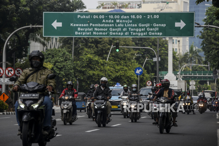 Pengendara sepeda motor melintas di kawasan Kebon Sirih, Jakarta, Senin (24/8).  Ketahui potensi bahaya yang ditemui di jalan dan bagaimana cara mengatasinya.