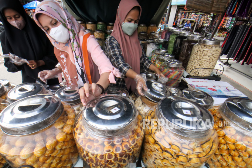 Pedagang kue kering melayani pembeli di pasar tradisional (ilustrasi). Konsumsi masyarakat selama Ramadhan dan menjelang Idul Fitri 1443 H diperkirakan meningkat antara 25 hingga 30 persen dibandingkan hari-hari biasa.