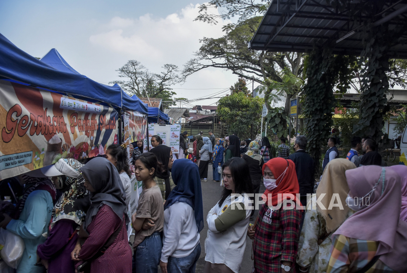 Warga mengantre membeli bahan pokok saat Gerakan Pangan Murah (GPM) di Kantor Dinas Ketahanan Pangan dan Pertanian (DKPP) Kota Bandung, Jawa Barat, Senin (26/6/2023). 