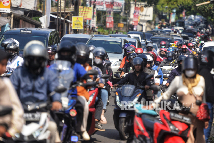 Kemacetan terjadi saat pemberlakuan satu arah menuju Jakarta di kawasan Puncak, Megamendung, Kabupaten Bogor, Jawa Barat, Senin (16/9/2024).