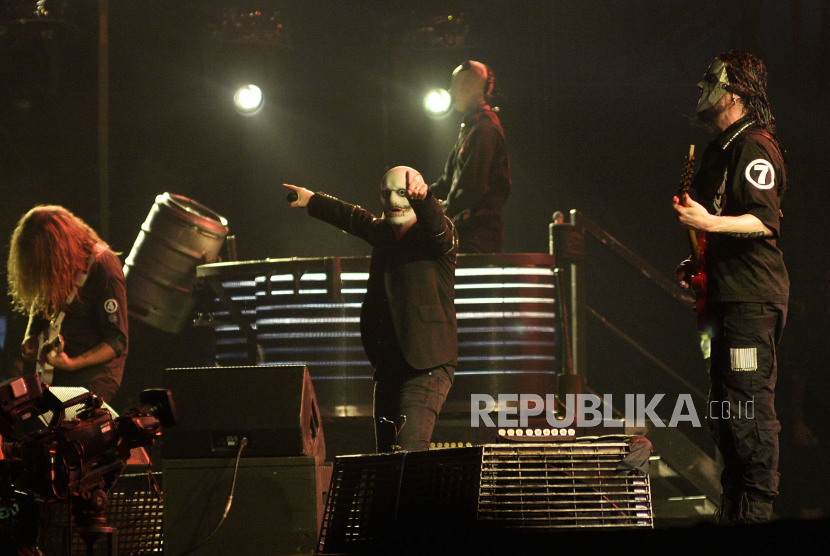 Grup band Slipknot tampil pada gelaran Hammersonic 2023 di Pantai Karnaval Ancol, Jakarta, Ahad (19/3/2023). Band heavy metal asal Amerika tersebut membawakan sejumlah lagu diantaranya The Heretic Anthem, Wait and Bleed dan Spit It Out.