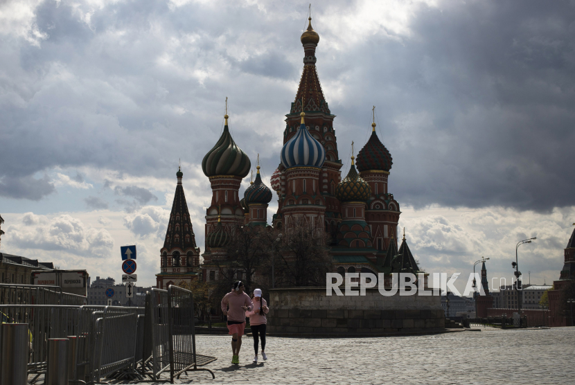 Warga berlari di Lapangan Merah yang kosong selama karantina akibat virus corona di Moskow, Rusia, Rabu (29/4). Pemerintah Rusia mengatakan ada penambahan kasus baru sebanyak 7