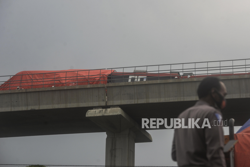 Kereta LRT yang mengalami kecelakaan di kawasan Cibubur, Jakarta, Senin (25/10). Dua kereta LRT Jabodebek yang masih dalam tahap uji coba mengalami kecelakaan di jalur layang ruas Cibubur-TMII pada pukul 12.30 WIB hingga kini masih dalam tahap pemeriksaan. Republika/Putra M. Akbar