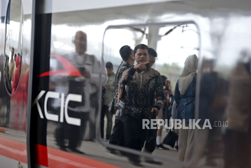 Penumpang kereta cepat Whoosh berjalan menuju pintu keluar setibanya di Stasiun Tegalluar, Kabupaten Bandung, Jawa Barat, Jumat (13/10/2023). 