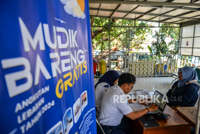 Warga melakukan pendaftaran mudik gratis di Terminal Cicaheum, Bandung, Jawa Barat