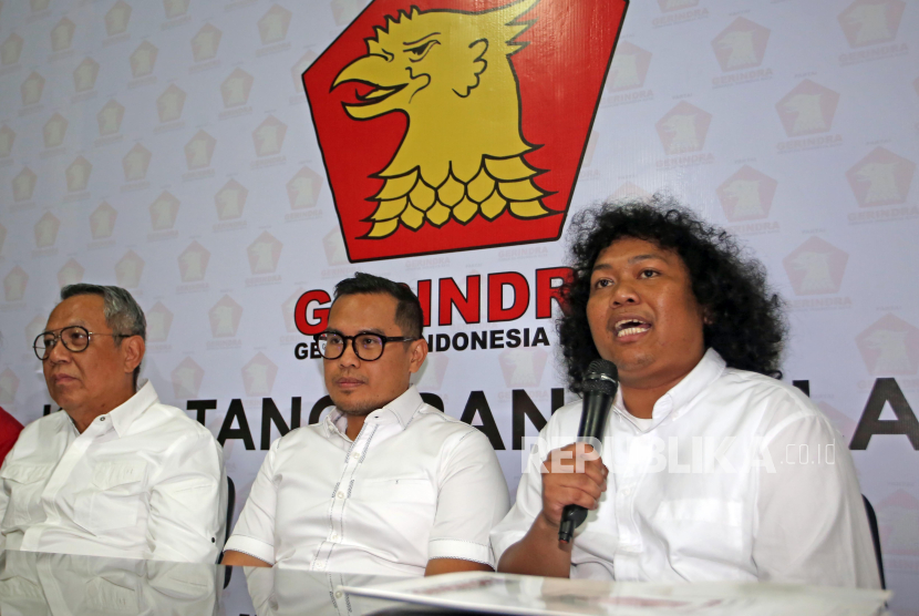 Bakal calon wakil wali kota Tangsel dari Partai Gerindra Marshel Widianto (kanan) bersama bakal calon wali kota Tangerang Selatan (Tangsel) Benyamin Davnie (kiri) bersama bakal calon wakil wali kota Pilar Saga Ichsan (tengah) memberikan keterangan pers terkait mundurnya pasangan bakal calon walik ota Ahmad Riza Patria - bakal calon wakil wali kota Marshel Widianto dari partai Gerindra di Kantor DPC Gerinda Tangerang Selatan di Ciputat, Tangerang Selatan, Banten, Rabu (28/8/2024). Mundurnya pasangan bakal calon wali kota Ahmad Riza Patria dan bakan calon wakil wali kota Tangsel dari Partai Gerindra karena ada tugas lain yang diberikan partai. 