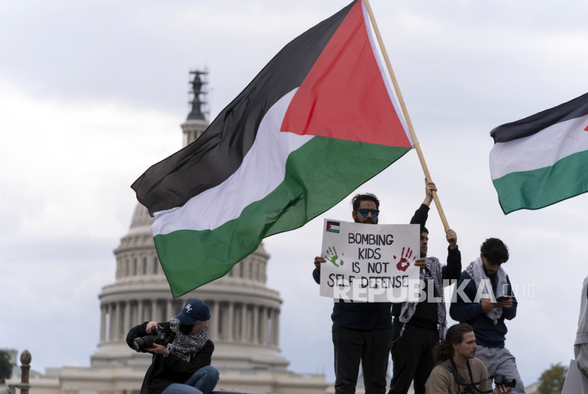 Ribuan pendukung Palestina berbaris melalui pusat kota Dublin, Irlandia, dalam demonstrasi nasional yang menyerukan segera diakhirinya kekerasan di Jalur Gaza