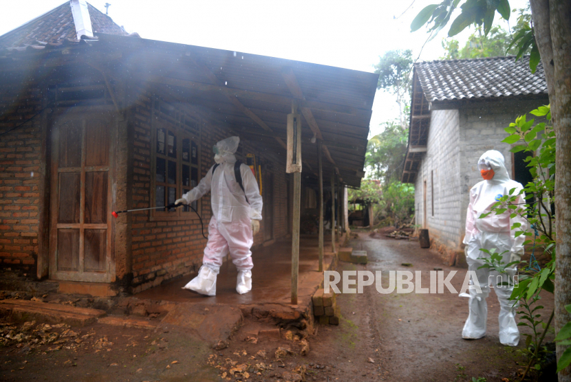 Tim Reaksi Cepat (TRC) BPBD Gunungkidul melakukan penyemprotan dekontaminasi bakteri aktraks. Gubernur DIY Sri Sultan Hamengkubuwono heran kasus antraks kembali berulang.