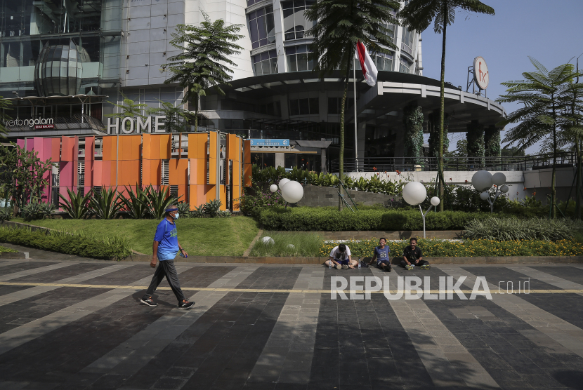 Warga beraktivitas di kawasan Jalan Jenderal Sudirman, Jakarta. Pemprov DKI Jakarta bersiap diri melakukan antisipasi gelombang ketiga Covid-19.