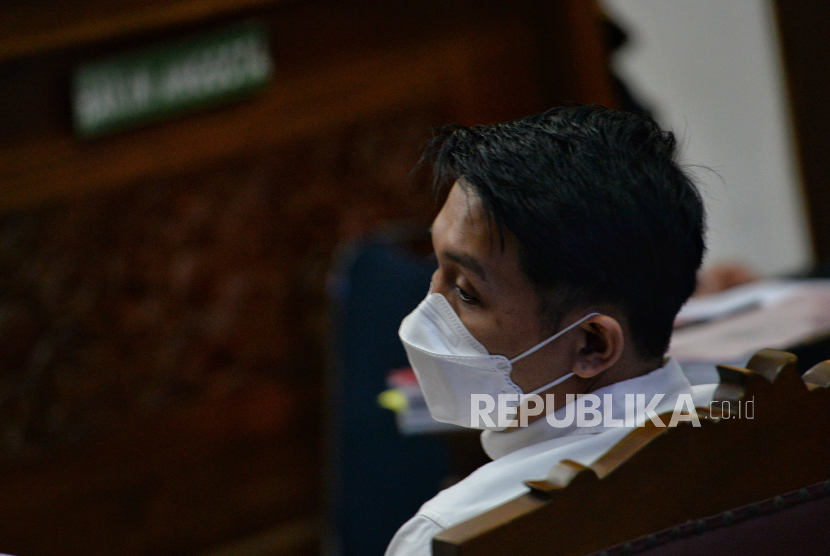 Terdakwa kasus perintangan penyidikan dalam perkara dugaan pembunuhan berencana terhadap Brigadir Nofriansyah Yosua Hutabarat alias Brigadir J, Kompol Chuck Putranto saat menjalani sidang lanjutan di Pengadilan Negeri Jakarta Selatan, Kamis (1/12/2022). 