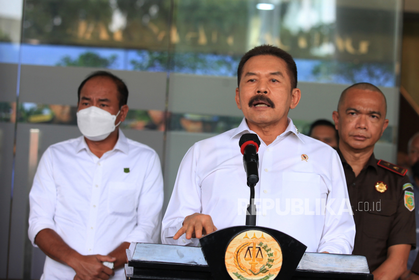 Jaksa Agung Sanitiar Burhanuddin (tengah) menyampaikan keterangan pers kasus dugaan korupsi di Kejaksaan Agung, Jakarta, Senin (15/8/2022). 