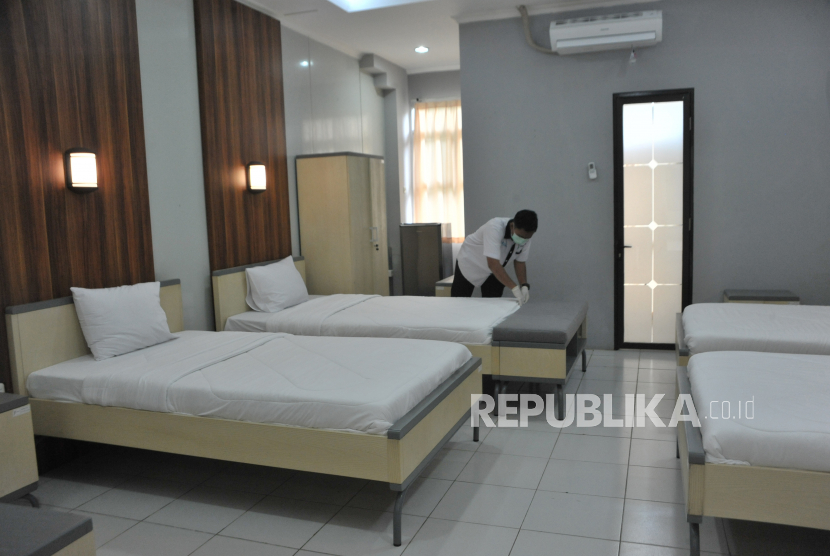 Petugas merapikan tempat tidur di salah satu kamar Wisma Atlet Jakabaring Palembang, Sumatera Selatan, Senin (30/3/2020). Pemerintah Proviinsi Sumsel menyiapkan 900 unit kamar Wisma Atlet Jakabaring Palembang untuk menampung Orang Dalam Pemantauan (ODP) paparan COVID-19.