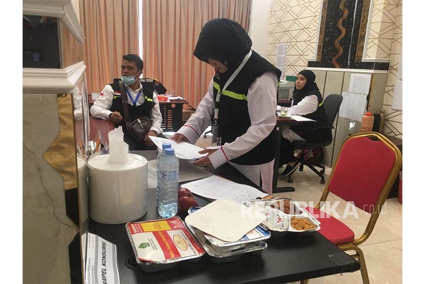 Petugas layanan konsumsi Daker Madinah melaksanakan pemeriksaa  sampel katering jamaah haji Indonesia. Seperti diketahui, jamaah Indonesia mendapat jatah makan tiga kali sehari. 