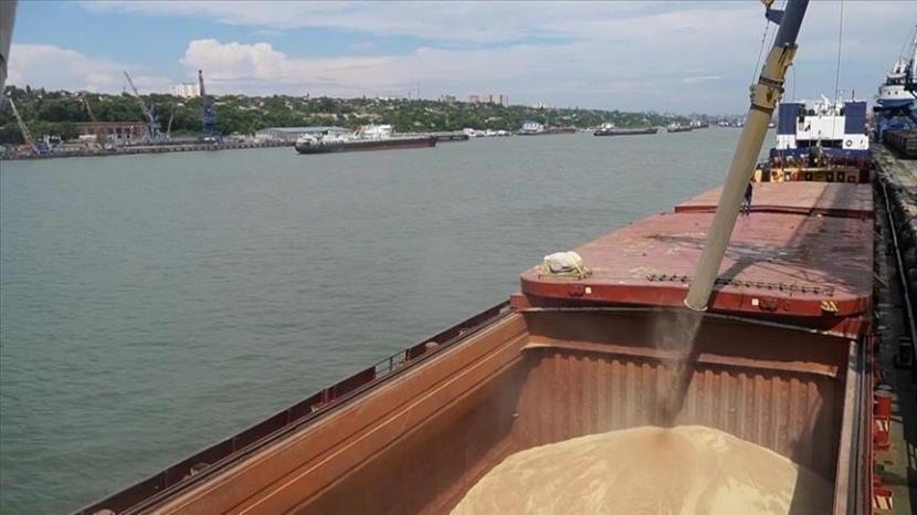 Sebuah kapal Suriah yang membawa gandum curian dari Ukraina berlabuh di Pelabuhan Tripoli Lebanon