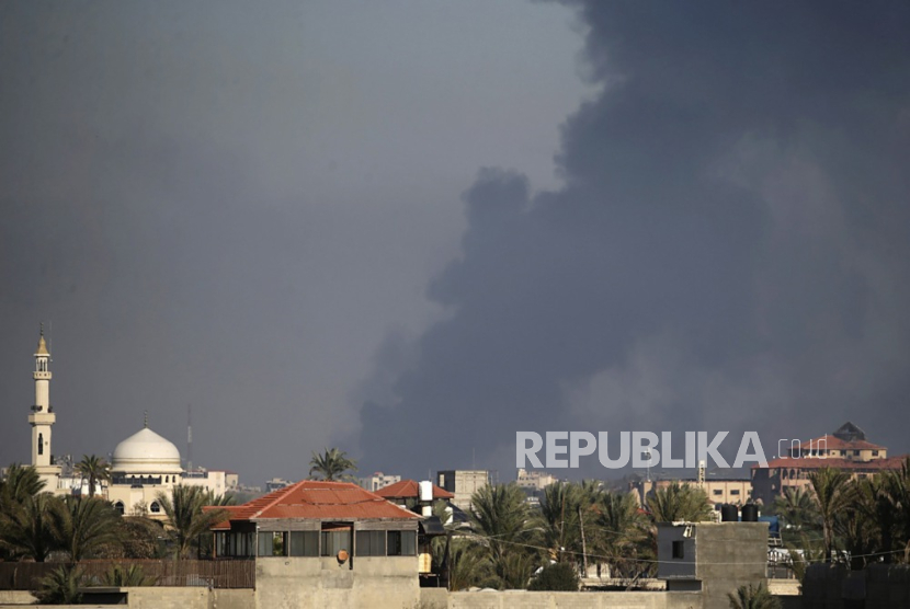 Asap mengepul menyusul serangan udara Israel di Kota Gaza, terlihat dari kamp pengungsi Al Nusairat, Jalur Gaza selatan, 18 Desember 2023.