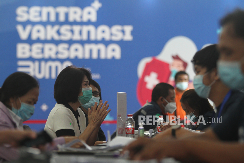 Warga mendaftar ulang di Sentra Vaksinasi Bersama BUMN di Mal Grand City, Surabaya, Jawa Timur, Ahad (28/3/2021). Jam operasional sentra vaksinasi BUMN dikurangi selama bulan Ramadhan.