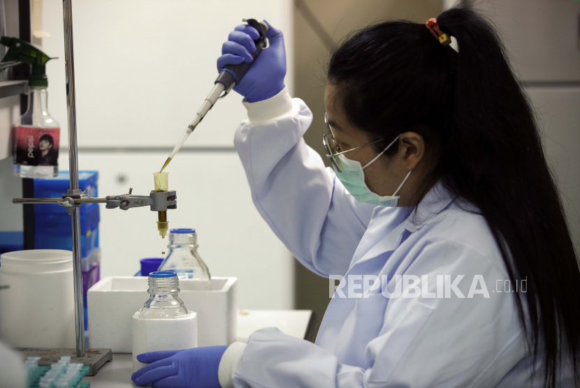 Ilustrasi peneliti. Menteri Kesehatan Budi Gunadi Sadikin mengatakan pemerintah memperkuat jaringan laboratorium guna memastikan agar seluruh daerah di Indonesia dapat melacak jika ada varian baru COVID-19.