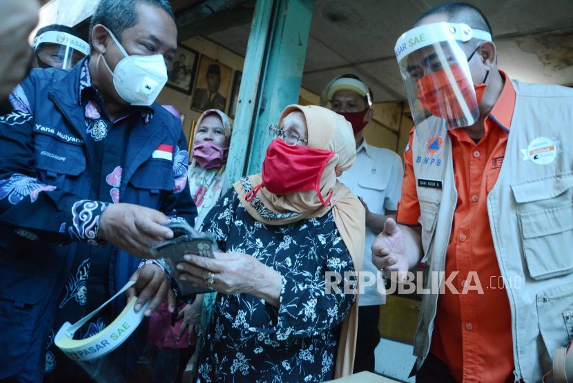 Wakil Wali Kota Bandung Yana Mulyana berbincang dengan pedagang sekaligus membagikan masker.