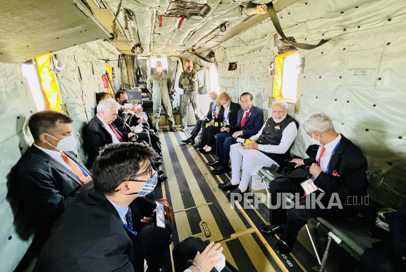 Presiden Joko Widodo (ketiga kanan) dan Perdana Menteri India Narendra Modi (kedua kanan) berada di helikopter militer tipe Sikorsky CH53 untuk menghadiri Konferensi Tingkat Tinggi (KTT) G7 ke-48 di Munich, Jerman, Senin (27/6/2022). Presiden Jokowi terbang ke lokasi KTT di Schloss Elmau, Pegunungan Alpen Bavaria, Jerman dengan menggunakan helikopter militer tipe Sikorsky CH53 selama kurang lebih 30 menit penerbangan bersama Perdana Menteri India Narendra Modi. 
