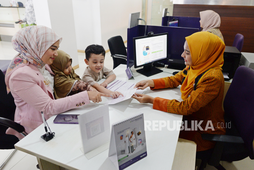Nasabah melakukan proses pembukaan rekening tabungan haji anak di kantor cabang Bank Muamalat Melawai, Jakarta Selatan, Kamis (27/7/2023). 