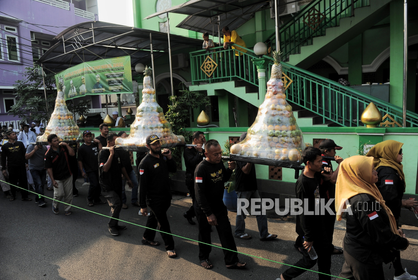 Warga mengikuti kirab sekaten di kawasan Pisangan Timur, Pulo Gadung, Jakarta Timur, Ahad (15/9/2024). Yayasan Al Khitoh Insani menggelar kegiatan kirab sekaten dalam rangka memperingati hari kelahiran Nabi Muhammad SAW atau Maulid Nabi yang diperingati setiap 12 Rabiul Awal tahun Hijriah. Kirab Sekanten dimaknai sebagian umat muslim sebagai metode penyebaran agama islam khususnya di Jawa Tengah pada era wali songo. Selain kirab Sekaten, yayasan tersebut juga menggelar kegiatan tausiah, tahlil, santunan anak yatim dan shalawatan yang diharapkan menjadi sarana untuk menghidupkan kembali semangat perjuangan islam sekaligus meneladani akhlak Rasulullah SAW, menjalin silaturahmi juga meningkatkan keimanan dan ketakwaan kepada Allah SWT.