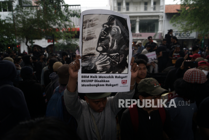 Massa yang tergabung dalam Aliansi Rakyat Bergerak berunjuk rasa di depan Gedung DPRD DIY, Yogyakarta, Rabu (7/9/2022). Dalam unjuk rasa itu mereka menolak kenaikan harga BBM dan menuntut pemerintah memaksimalkan APBN untuk subsidi BBM. 