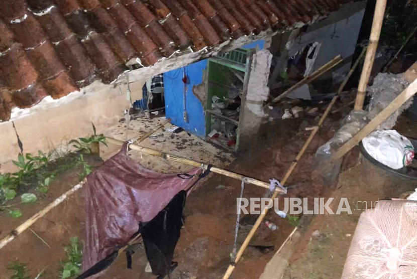 Rumah yang tertimpa longsoran di Desa Cibatuireng, Kecamatan Karangnunggal, Kabupaten Tasikmalaya, Jawa Barat, pada Jumat (1/12/2023). 