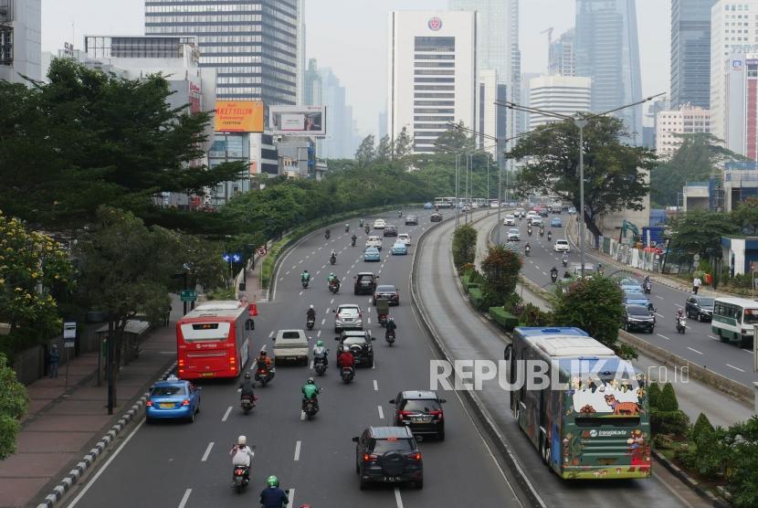 [Ilustrasi] Kendaraan roda dua, roda empat dan angkutan umum melintas di Jalan Jenderal Sudirman Jakarta.