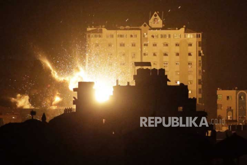 Asap dan api berkobar  setelah serangan udara Israel di sebelah barat Kota Gaza, (21/10/2023) WIB. 