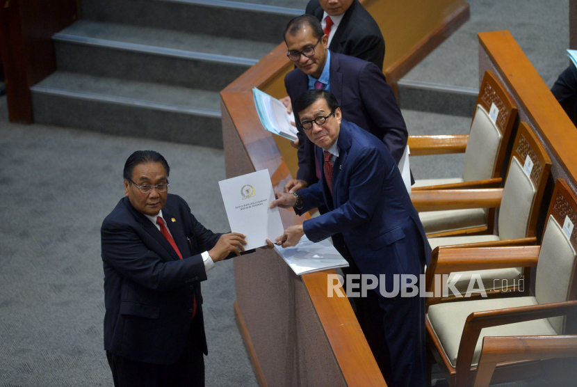 Ketua Komisi III DPR RI Bambang Wuryanto menyerahkan laopran kepada Menkumham Yasonna Laoly saat Rapat Paripurna DPR di Kompleks Parlemen Senayan, Jakarta, Selasa (6/12/2022). Rapat Paripurna DPR tersebut mengesahkan Rancangan Kitab Undang-Undang Hukum Pidana (RKUHP) menjadi Undang-Undang. Republika/Prayogi
