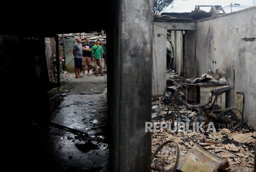 Warga melihat kondisi rumah pascakebakaran depo Pertamina Plumpang di kawasan Rawa Badak,Kecamatan Koja, Jakarta Utara, Sabtu (4/3/2023).
