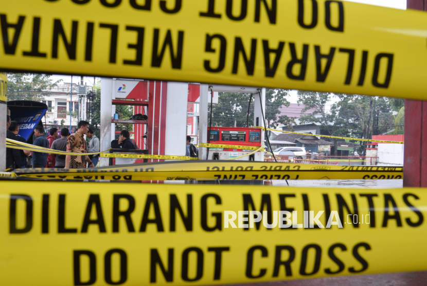 Polisi memberi garis polisi pada SPBU yang menjadi tempat pengoplosan BBM jenis Pertalite di Medan, Sumatera Utara, Jumat (7/3/2025). Polrestabes Medan menyegel SPBU Nagalan di Jalan Flamboyan Raya, Kota Medan, yang menjadi tempat mengoplos BBM ilegal dengan oktan atau RON 87 yang dicampur dengan Pertalite, serta menangkap tiga orang tersangka yang mengoplos BBM untuk dijadikan pertalite palsu. 