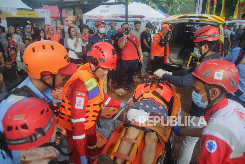 Petugas memberikan pertolongan pertama kepada korban saat simulasi bencana (ilustrasi)