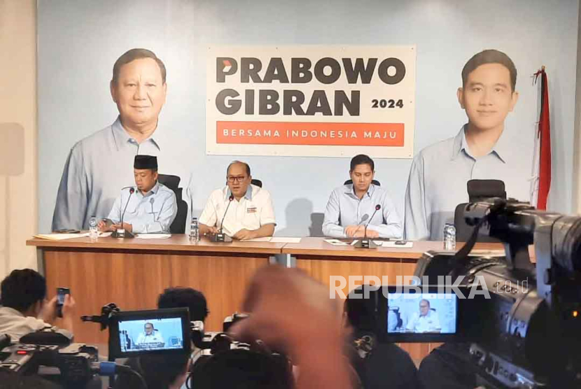 Ketua Umum TKN Prabowo-Gibran, Rosan Roeslani (tengah) dan Komandan Tim Komunikasi TKN, Budisatrio Djiwandono (kanan) saat konferensi pers di Media Center TKN, Jakarta Selatan, Selasa (28/11/2023). 