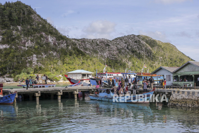 Sejumlah penumpang turun dari Kapal motor di Dermaga Pelabuhan Selat Lampa, Natuna, Kepulauan Riau, Senin (5/4/2021). Wilayah Kepulauan Natuna sangat potensial untuk dijadikan Kawasan Ekonomi Khusus (KEK) Kelautan. 