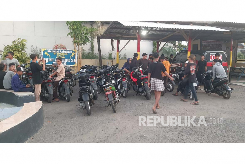 Polisi mengamankan puluhan sepeda motor saat menggagalkan aksi balapan liar di wilayah Kecamatan Karangampel, Kabupaten Indramayu, Jawa Barat, Sabtu (22/7/2023). 