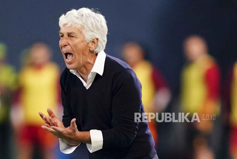 Atalanta manager Gianpiero Gasperini reacts during a Serie A soccer match against Roma at Gewiss Stadium, in Bergamo, Italy, Sunday, May 12, 2024.  